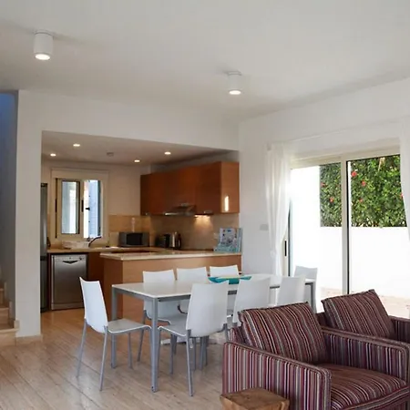 Akamas Carob Tree * Néo Horió